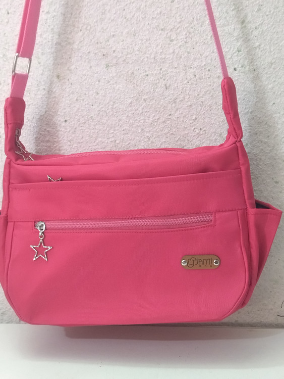 کیف دارای هفت جیب میباشد یک جیب رو .ویک جیب دیگر بصورت مخفی در جلو و پشت کیف هم یک جیب دارد قسمت داخلی دوجیب زیبدار بزرگ و دارای محفظه جدا شونده هستش.بهد برزنت ،قابل تنظیم .جنس کیف برزنت دیبا